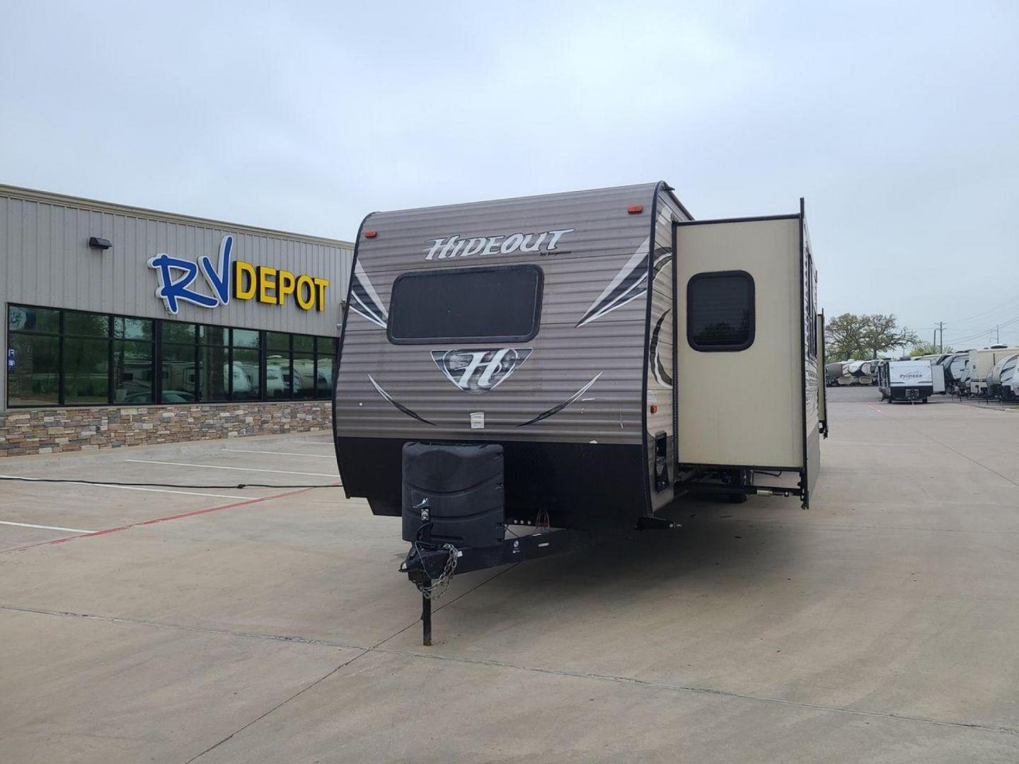 2018 GRAY KEYSTONE RV HIDEOUT 38FKTS (4YDT38F25J7) , Length: 39.92 ft. | Dry Weight: 9,228 lbs. | Gross Weight: 11,000 lbs. | Slides: 3 transmission, located at 4319 N Main Street, Cleburne, TX, 76033, (817) 221-0660, 32.435829, -97.384178 - This 2018 Keystone Hideout 38FKTS travel trailer features a spacious interior with triple slide outs, a front kitchen, and two bedrooms. The dimensions of this unit are 39.11 ft in length, 8 ft in width, 11.4 ft in exterior height, and 6.9 ft in interior height. It has a dry weight of 9,228 lbs, a c - Photo#0